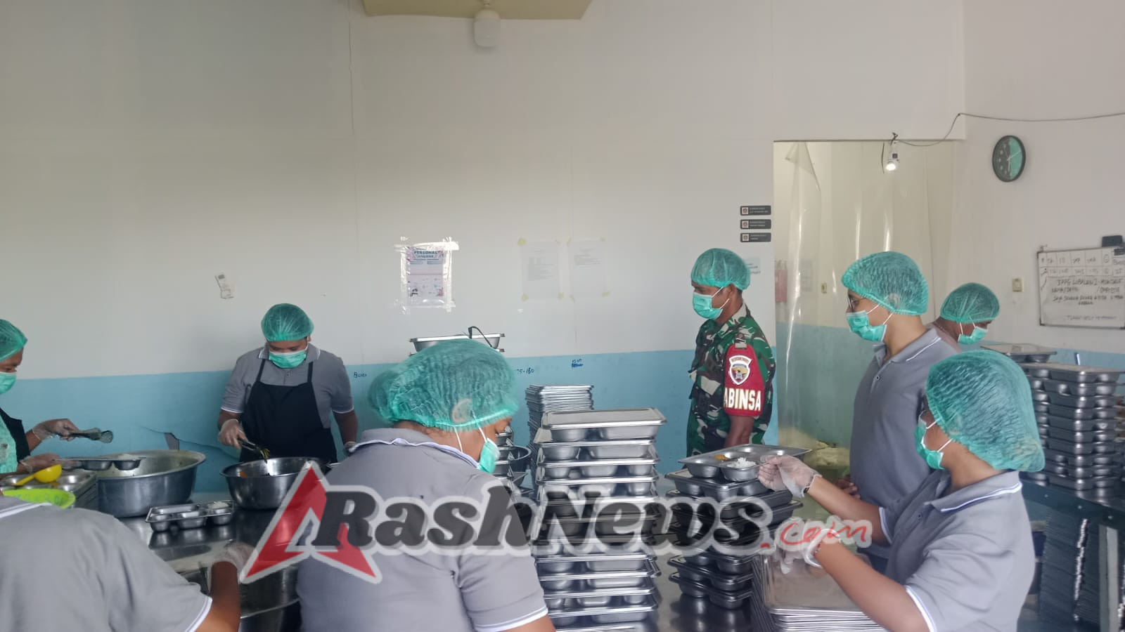 Sinergi Babinsa dan Tim MBG, 3.065 Warga Rote Ndao Terima Asupan Makanan Bergizi