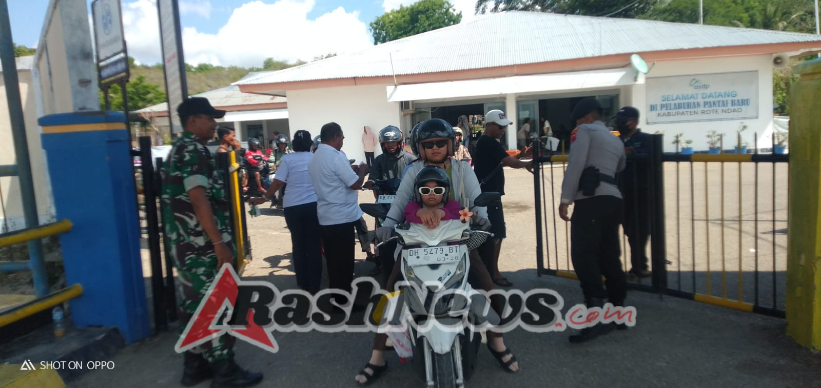 Sinergitas TNI dan Petugas Pelabuhan Jaga Keamanan Aktivitas ASDP di Rote Ndao