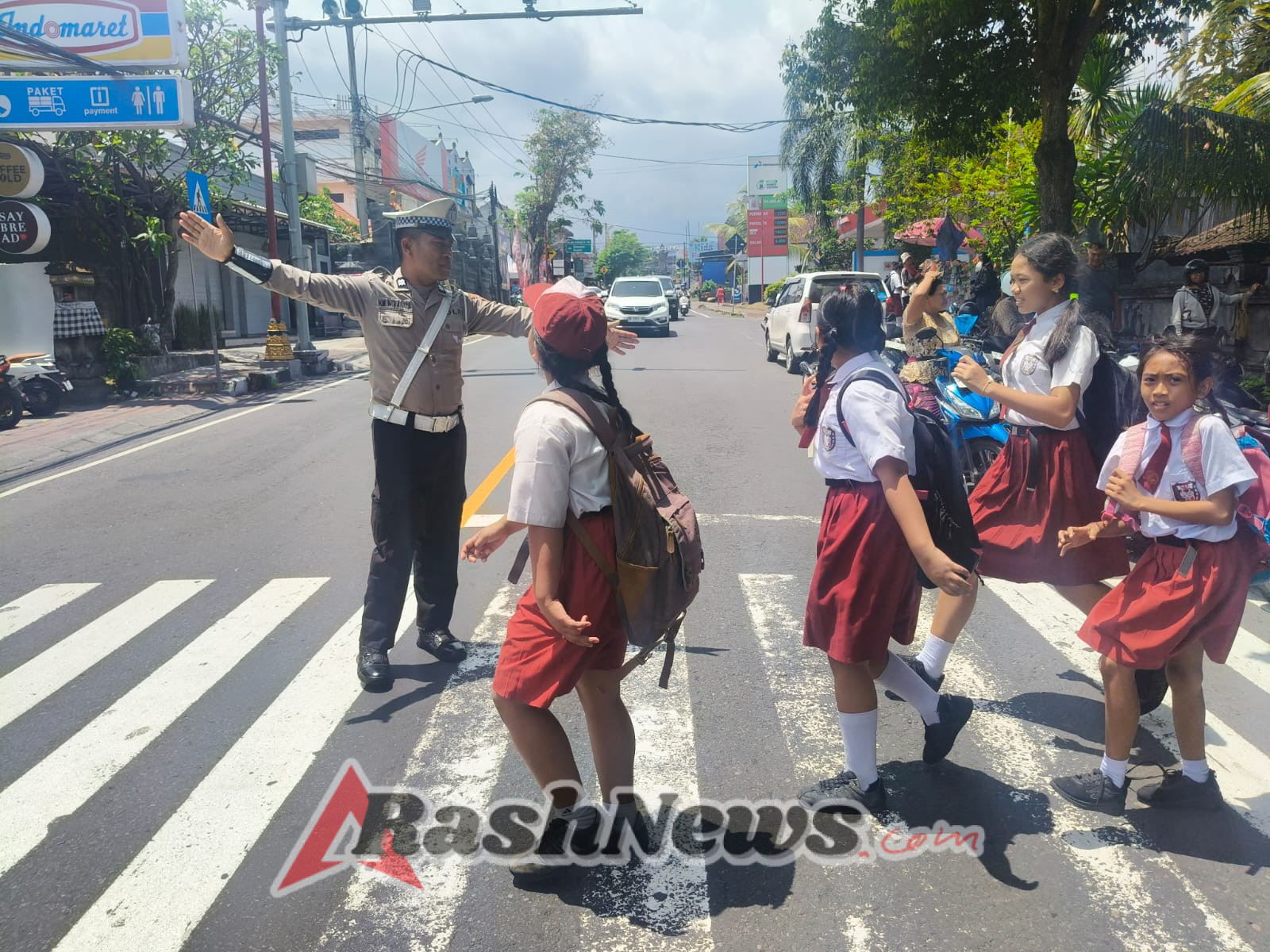 Polisi Sahabat Anak, Anggota Lantas Polres Karangasem Laksanakan Penyebrangan Pelajar SD Negeri 4 Subagan