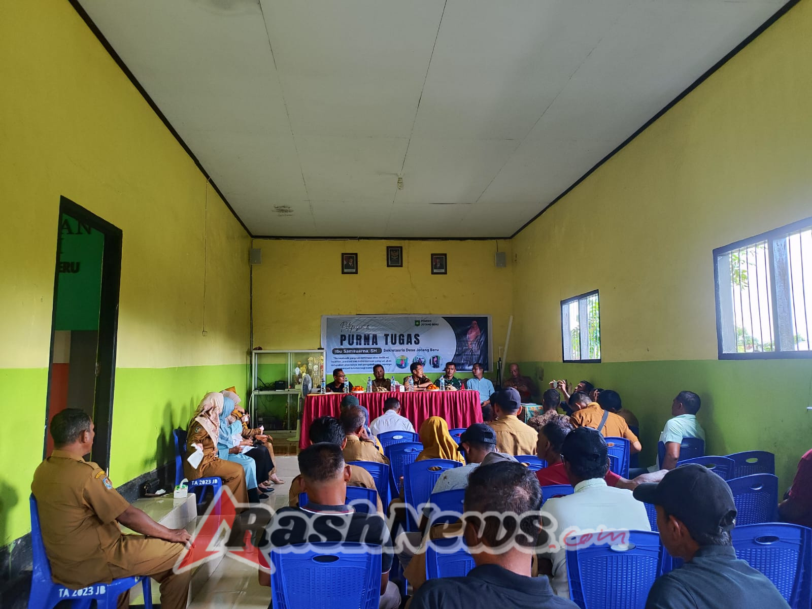 Babinsa Jotang Beru Apresiasi Pengabdian Sekdes dalam Acara Purna Tugas di Aula Desa