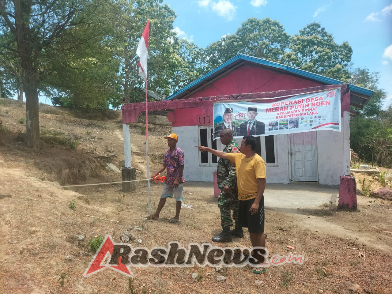 Babinsa dan Pemdes Bersama Warga Lakukan Pengukuran Lahan Rencana Pembangunan KDKMP