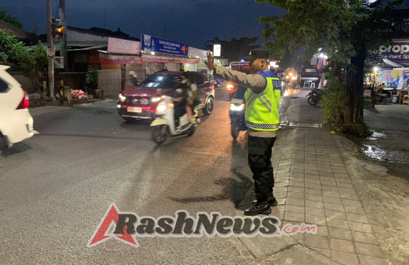 Cegah Kemacetan, Personel Polres Badung Kendalikan Arus Lalin di Jalur Kuta Utara