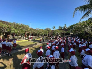 Polisi Sahabat Sekolah, Bhabinkamtibmas Desa Pering Jadi Pembina Upacara Di SDN 1 Pering