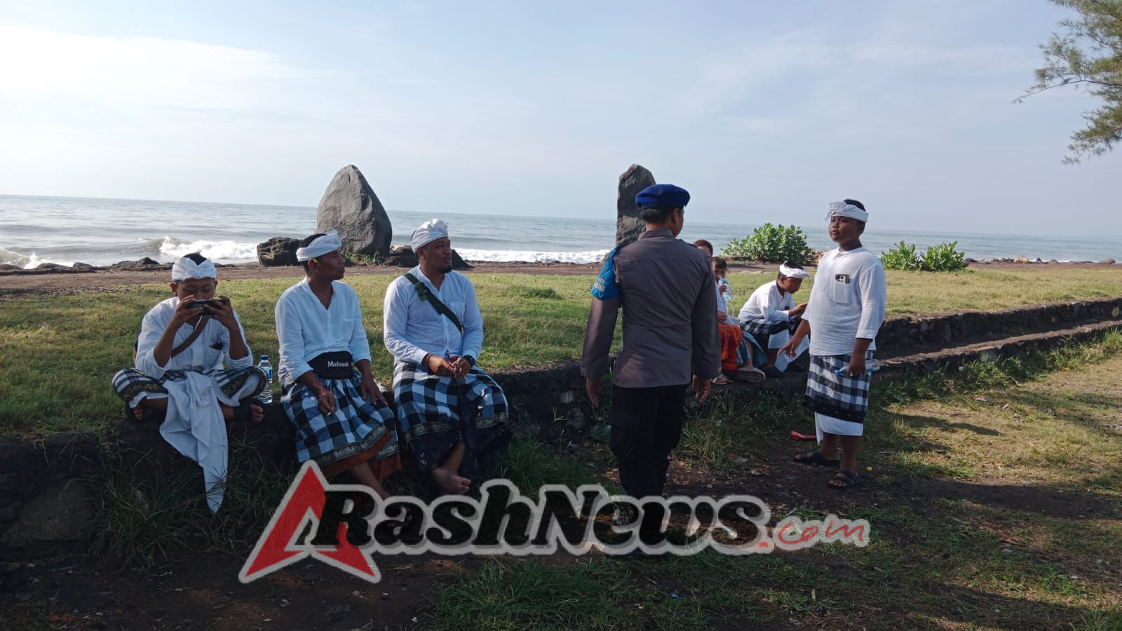 Sat Polairud Polres Gianyar Laksanakan Pengamanan Upacara Melasti di Pantai Masceti