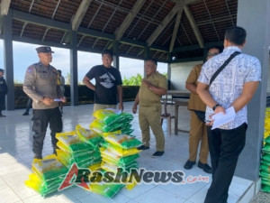 Dalam Rangka Stabilisasi pasokan dan harga pangan Polsek Selbar Salurkan beras Murah untuk warga Desa Lumbung