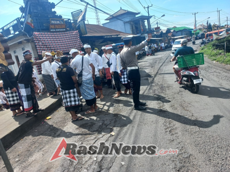 Unit Lantas Polsek Kintamani Amankan Jalur Melasti Desa Kintamani ke Pura Beji