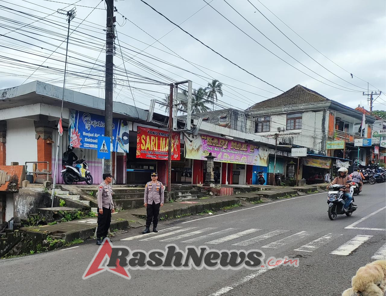 Ciptakan Wilayah Tetap Kondusif, Polsek Pupuan Laksanakan Giat Pengaturan di Simpang Tiga Pasar Pupuan