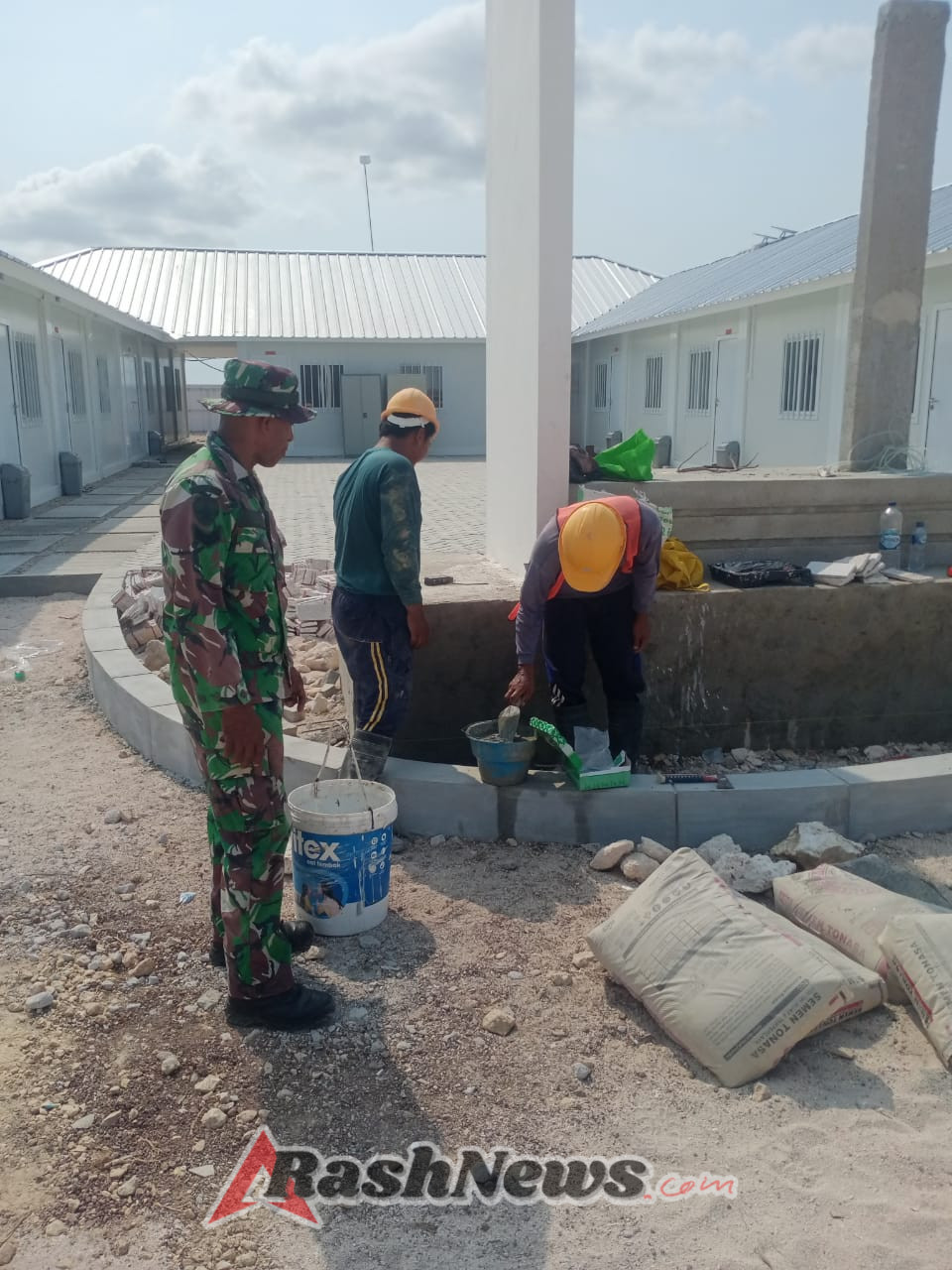 Kawasan Industri Garam Nasional Dijaga Ketat Babinsa dan Didukung Dapur Sehat Persit KCK Kodim 1627/Rote Ndao