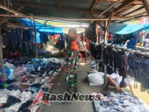 TNI Bersama Warga Jaga Keamanan dan Ketertiban Pasar Manubelon