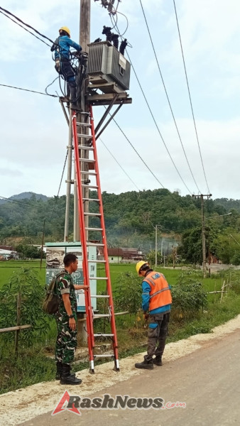 Babinsa Bersama PLN Sigap Perbaiki Kabel Listrik Kendor Demi Keselamatan Warga