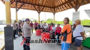 Sat Polairud Polresta Denpasar Serahkan Sarana Kontak kepada Kelompok Nelayan di Sanur dan Padang Galak