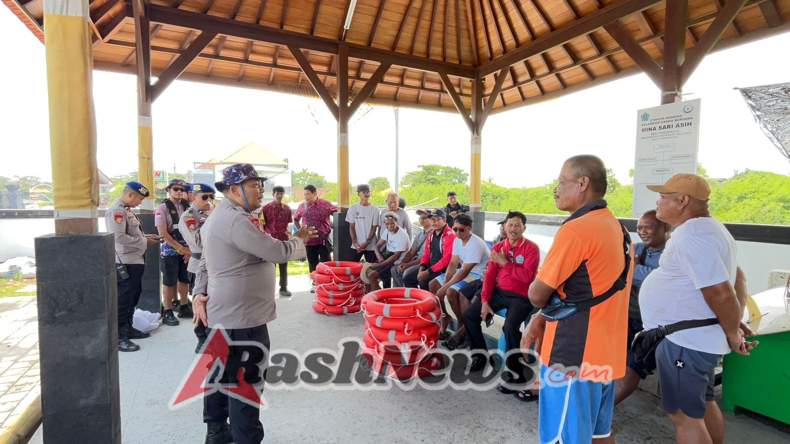 Sat Polairud Polresta Denpasar Serahkan Sarana Kontak kepada Kelompok Nelayan di Sanur dan Padang Galak