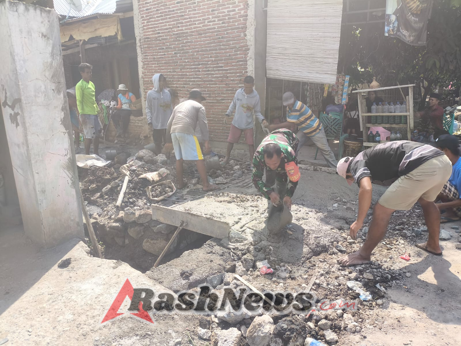 Warga Desa Risa Apresiasi Bantuan Babinsa dalam Perbaikan Akses Jalan Gang