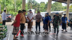 Disperindag Kab.Karangasem bersama Kodim 1623/Karangasem menggelar pasar murah.