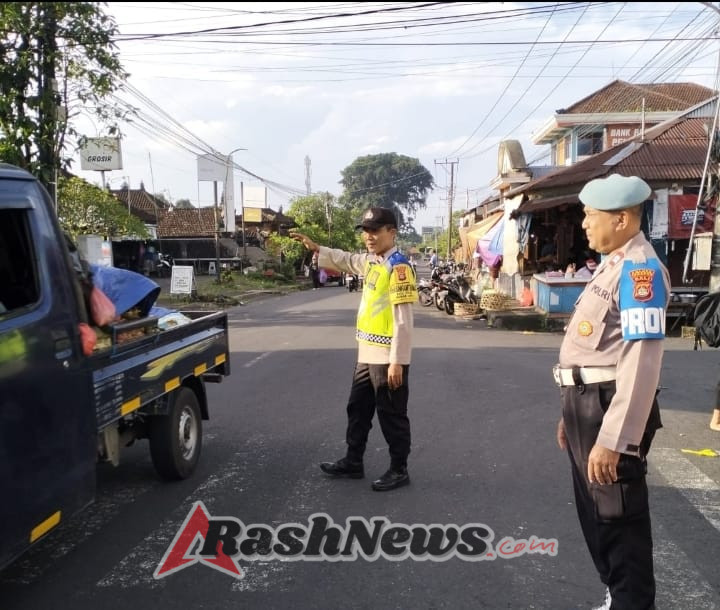 Cegah terjadinya kemacetan dan laka lantas, Personil Polsek Penebel melaksanakan Strong Point pagi