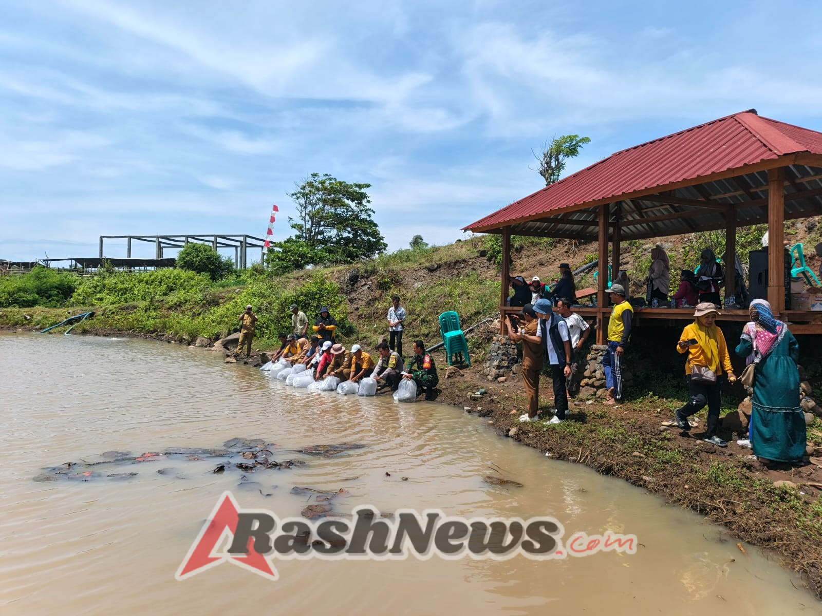 Embung Senutuk Jadi Lokasi Penebaran Bibit Ikan, Warga Antusias Sambut Program Perikanan