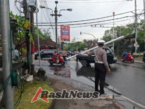 Polsek Abiansemal Tunjukkan Pengabdian, Atur Arus Kendaraan Sore Hari Meski Cuaca Kurang Bersahabat
