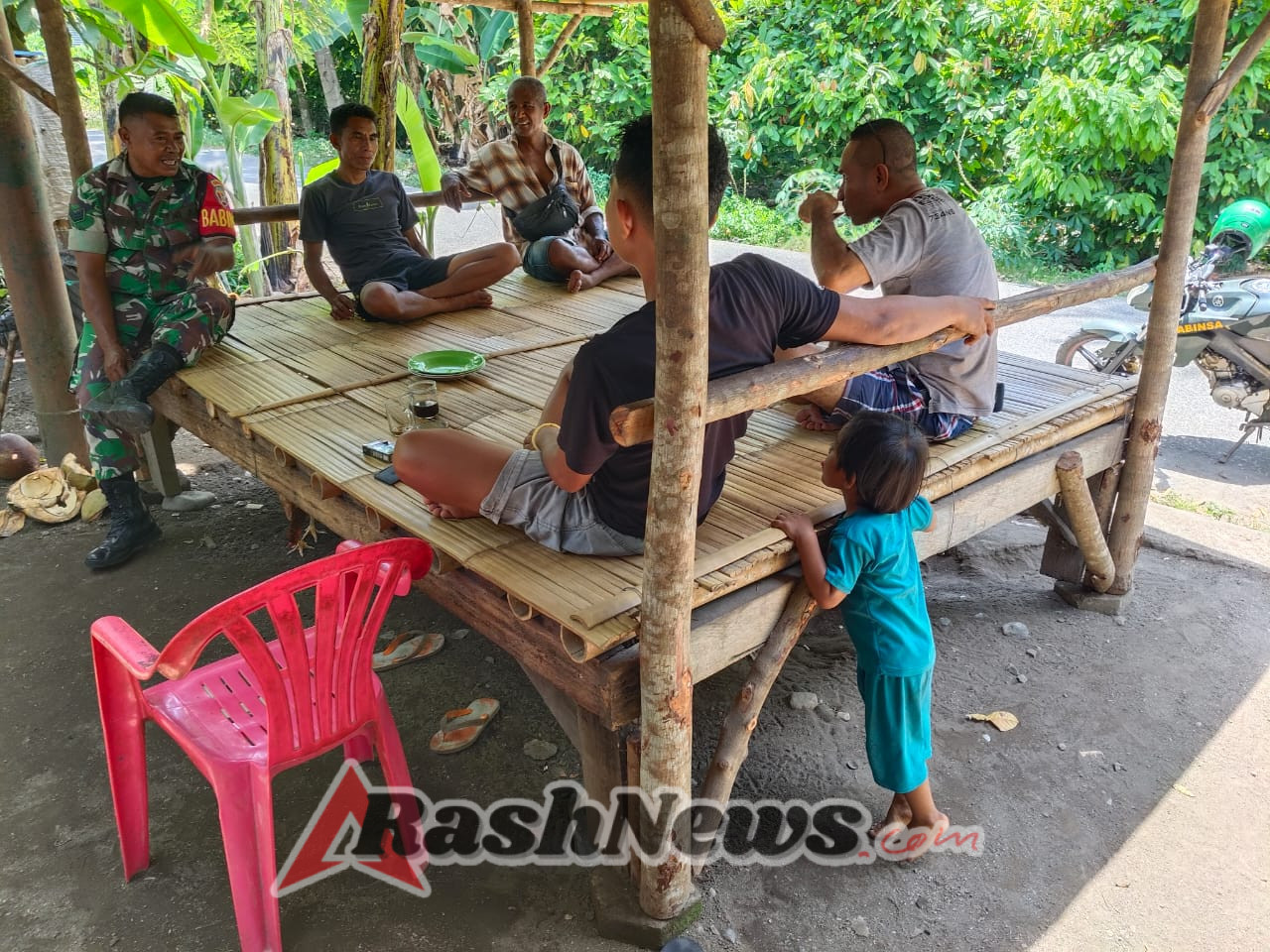 Sinergi Babinsa dan Warga Riaraja Wujudkan Kamtibmas Aman dan Kondusif