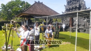 TNI Hadir di Tengah Umat: Babinsa Pekutatan Pastikan Piodalan di Pura Puseh Berjalan Lancar dan Tertib