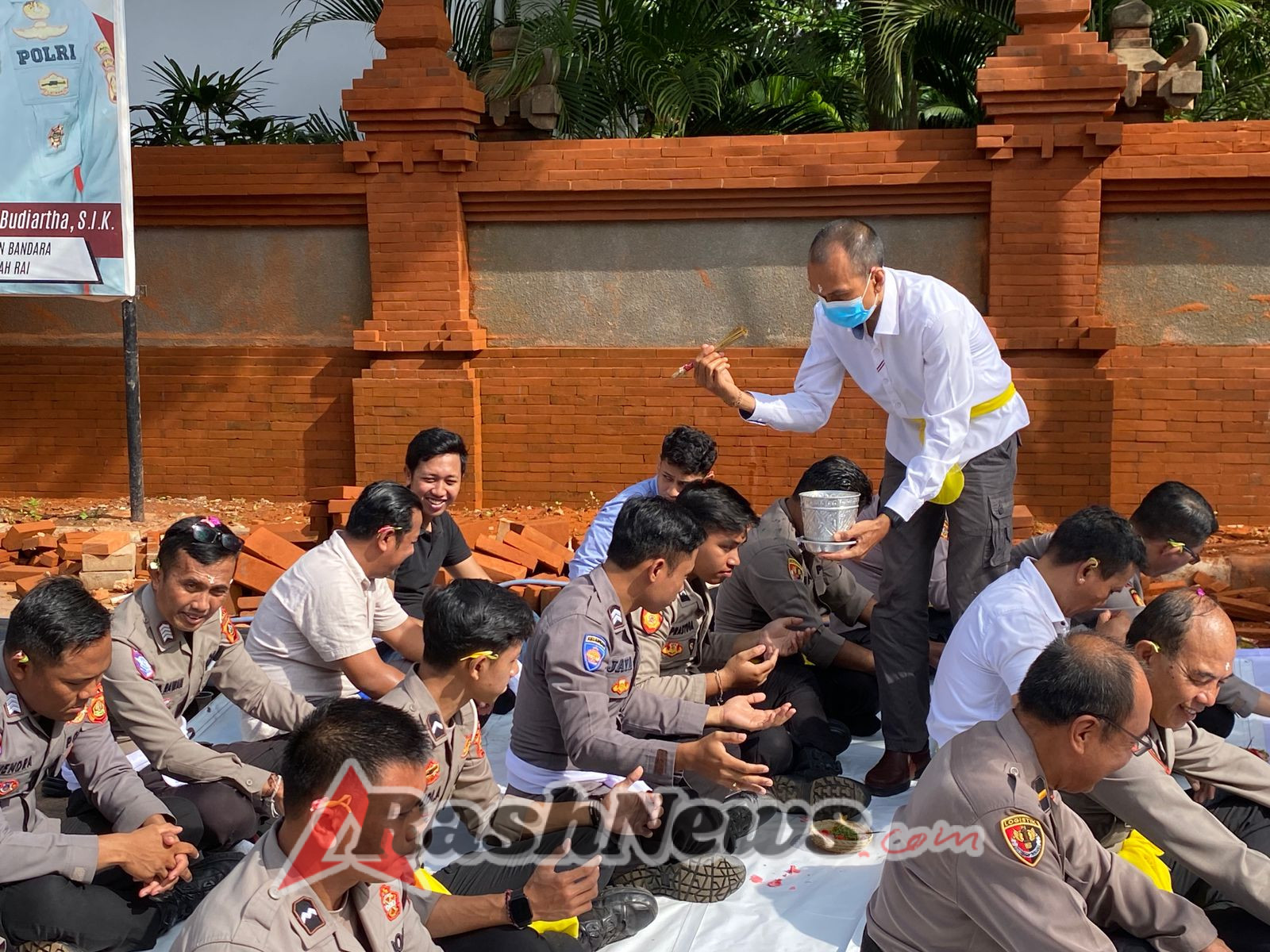 Momentum Purnama Kalima, Polres Bandara Ngurah Rai Laksanakan Binrohtal Bersama Personel Hindu