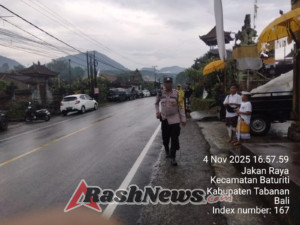 Bhabinkamtibmas Desa Baturiti Melaksanakan Pengamanan Kegiatan Mesucian Ida Betara Petapakan Pura Bale Agung Desa Adat Baturiti