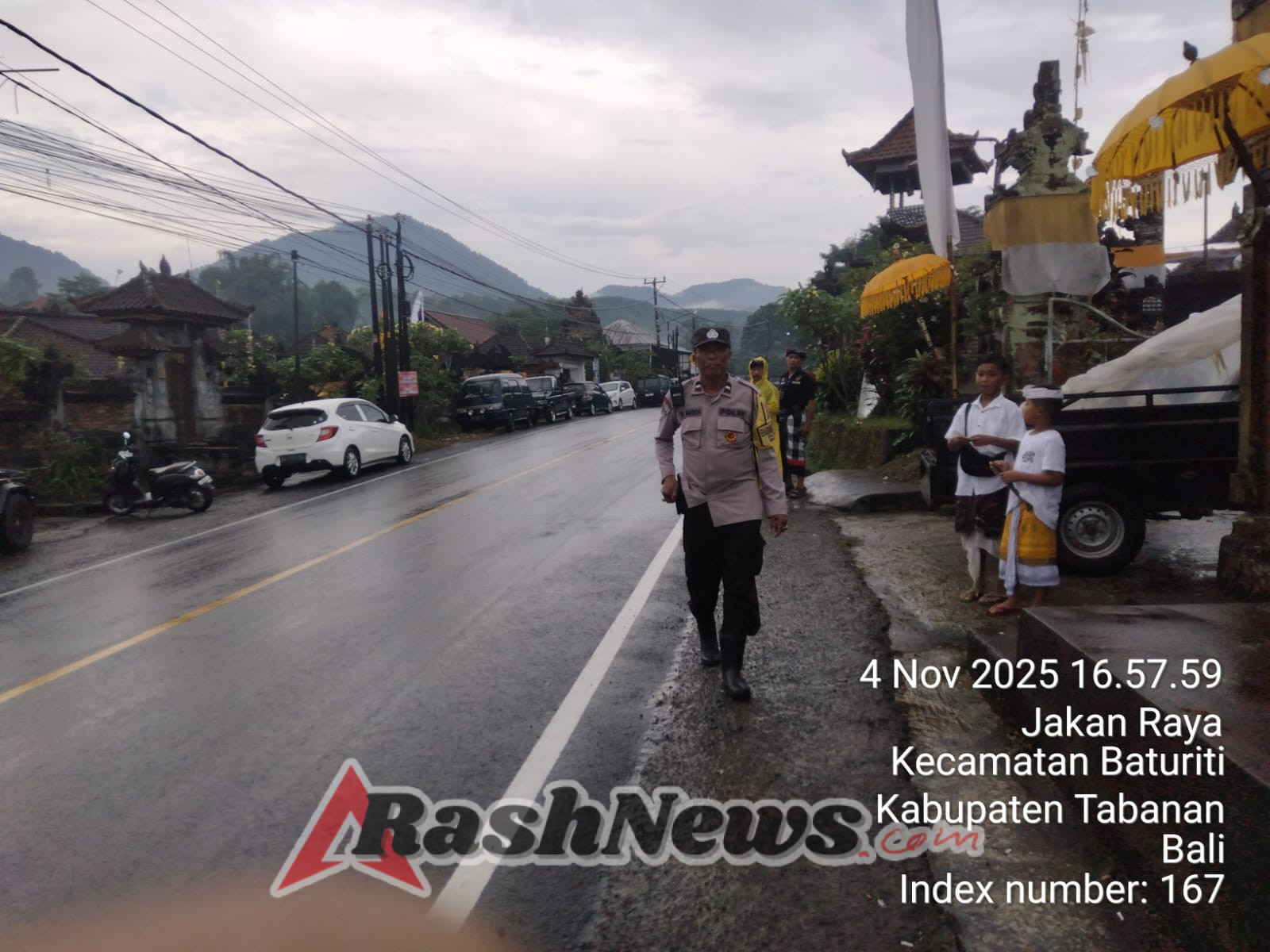 Bhabinkamtibmas Desa Baturiti Melaksanakan Pengamanan Kegiatan Mesucian Ida Betara Petapakan Pura Bale Agung Desa Adat Baturiti