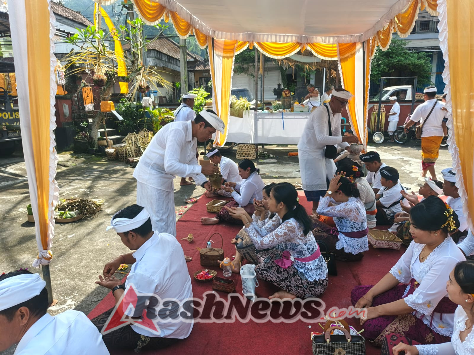 Kegiatan Upacara Dewa Yadnya / Piodalan di Pura Padmasa Polsek Sidemen