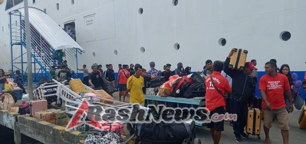 Babinsa Koramil 1624-01/Larantuka Laksanakan Pengamanan di Pelabuhan PELNI Larantuka