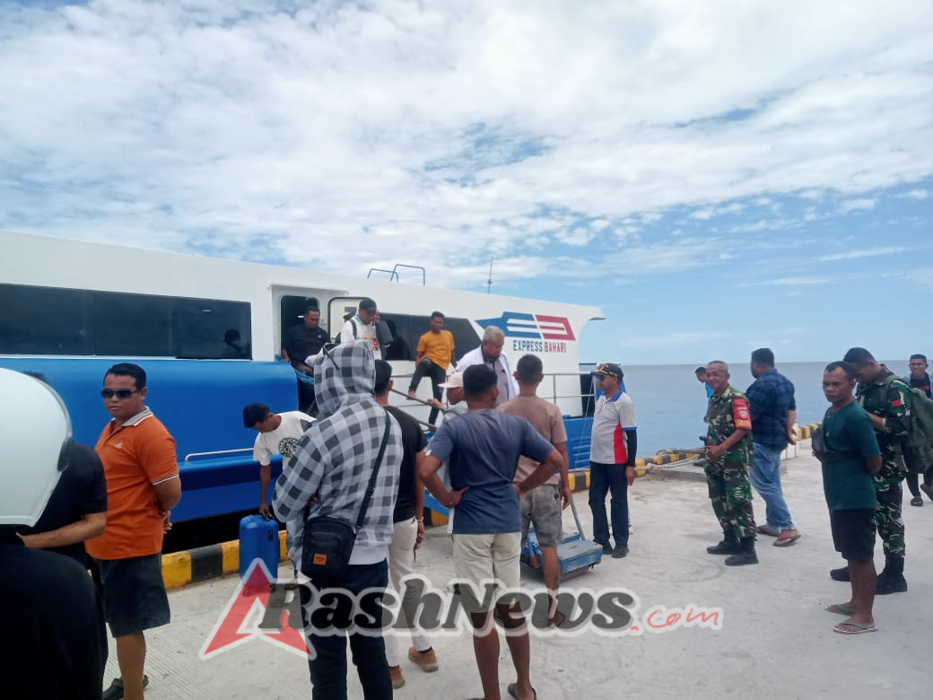 Wujud Kepedulian TNI, Babinsa Awasi Arus Penumpang di Pelabuhan Ba’a