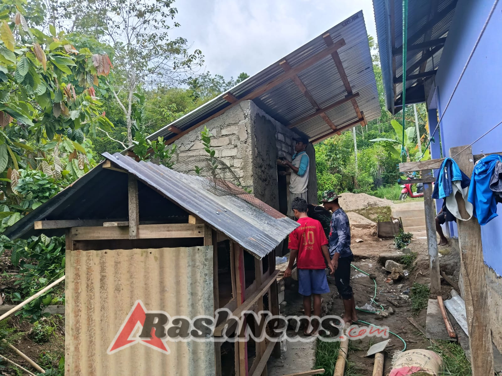 Prajurit Kodim 1612/Manggarai dan Masyarakat Desa Barang Kompak Bangun MCK untuk Warga