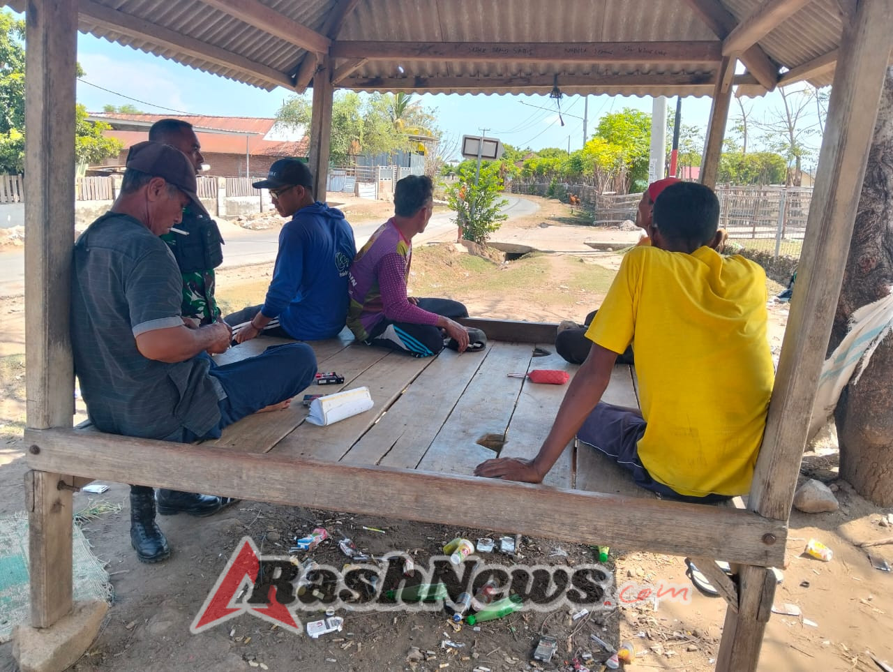 Babinsa Koptu Amirudin Pantau Desa Kiantar, Ajak Masyarakat Ciptakan Lingkungan Aman dan Bersih