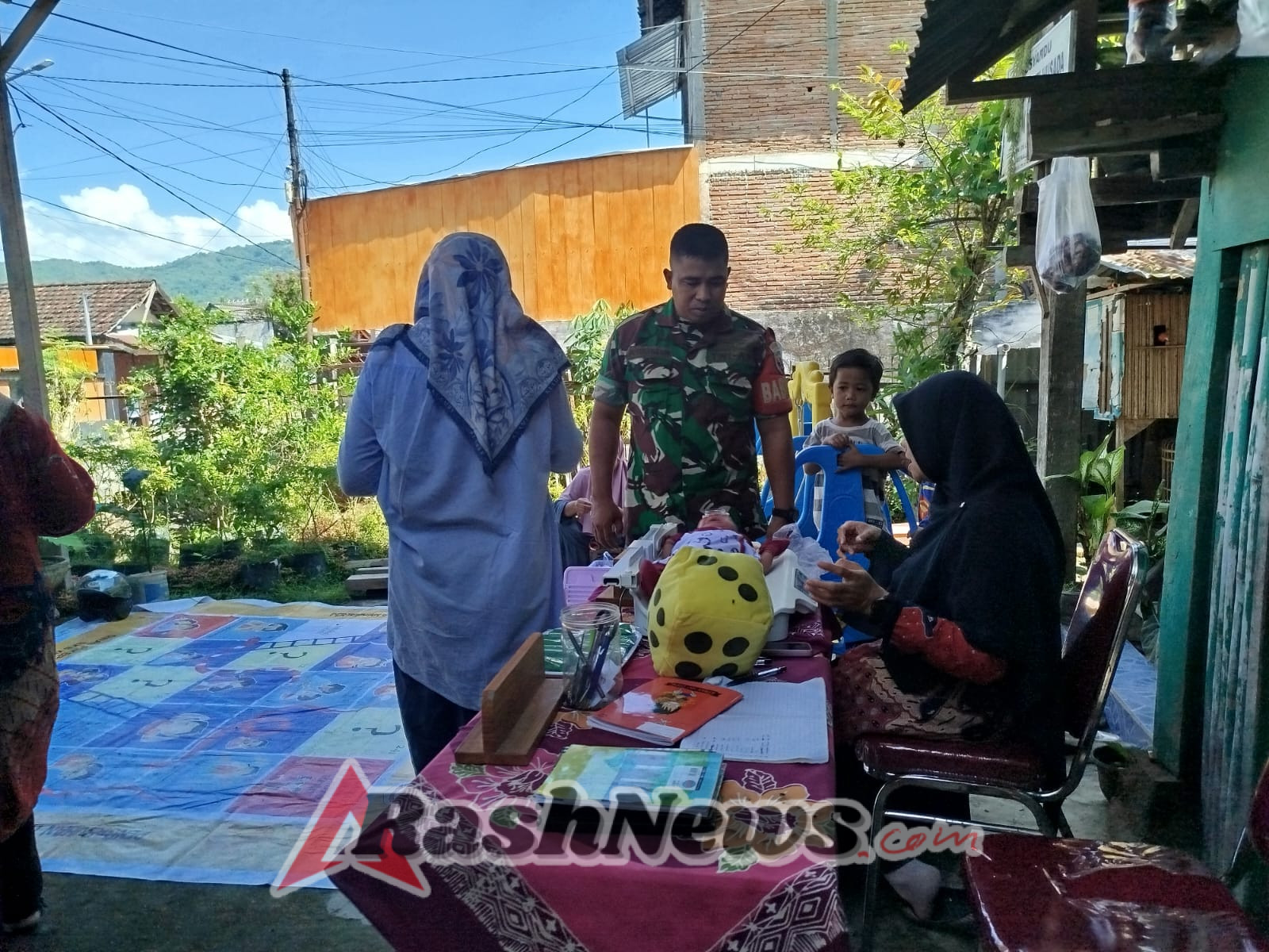 Sinergi TNI dan Tenaga Kesehatan, Babinsa Taliwang Dukung Program Posyandu di Sumbawa Barat
