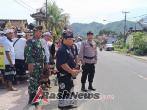 Babinsa Bersama Aparat Desa Jaga Kekhusyukan Umat Saat Melasti