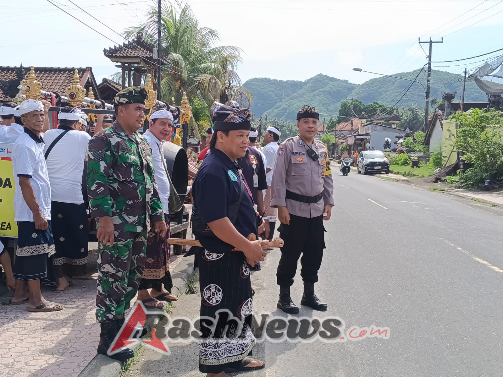 Babinsa Bersama Aparat Desa Jaga Kekhusyukan Umat Saat Melasti