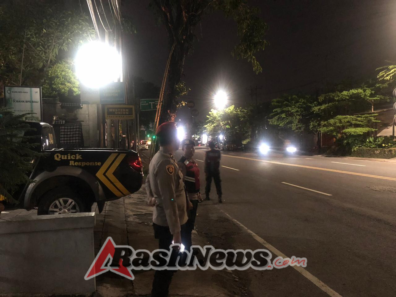 Jaga Keamanan Wilayah Polsek Kuta Utara Patroli Subuh Cegah Balap Liar   Kuta Utara – Polsek Kuta Utara melalui Unit Kecil Lengkap (UKL) di Pimpin Pawas Ipda I Gede Eka Pratama SH melaksanakan patroli mencegah adanya  balapan liar yang kerap terjadi di jalan Gatot Subroto  Barat, Kelurahan  Kerobokan Kaja, Kecamatan Kuta Utara, Kabupaten Badung, Kamis (6/11/2025) pukul 03.00 Wita.  Kegiatan ini fokus di laksanakan saat subuh untuk mencegah aksi balap liar yang kerap menganggu kenyamanan warga dan pengguna jalan serta  menjaga keamanan dan ketertiban masyarakat.   Kepala Kepolisian Sektor Kuta Utara Kompol I Ketut Agus Pasek Sudina  S.I.K.,M.H menjelaskan kegiatan patroli merupakan kegiatan rutin dengan menyusuri jalur rawan terjadi gangguan kamtibmas dan aksi balapan liar maupun konvoi motor brong yang kerap mengganggu kenyamanan masyarakat dan pengguna jalan terutama pada malam hari.  Dalam patroli tersebut, petugas Kepolisian memantau titik-titik rawan yang biasa digunakan untuk balap liar. Mereka juga memberikan imbauan kepada masyarakat untuk tidak melakukan aktivitas yang dapat membahayakan diri sendiri dan orang lain.  Dengan adanya patroli subuh ini, diharapkan dapat mengurangi angka kecelakaan dan gangguan keamanan di wilayah Kuta Utara.  “Kami  akan terus meningkatkan patroli dan pengawasan untuk menjaga keamanan dan ketertiban masyarakat di daerah hukum Polsek Kuta Utara tetap kondusuf,” Ujar Kapolsek Kompol I Ketut Agus Pasek Sudina.