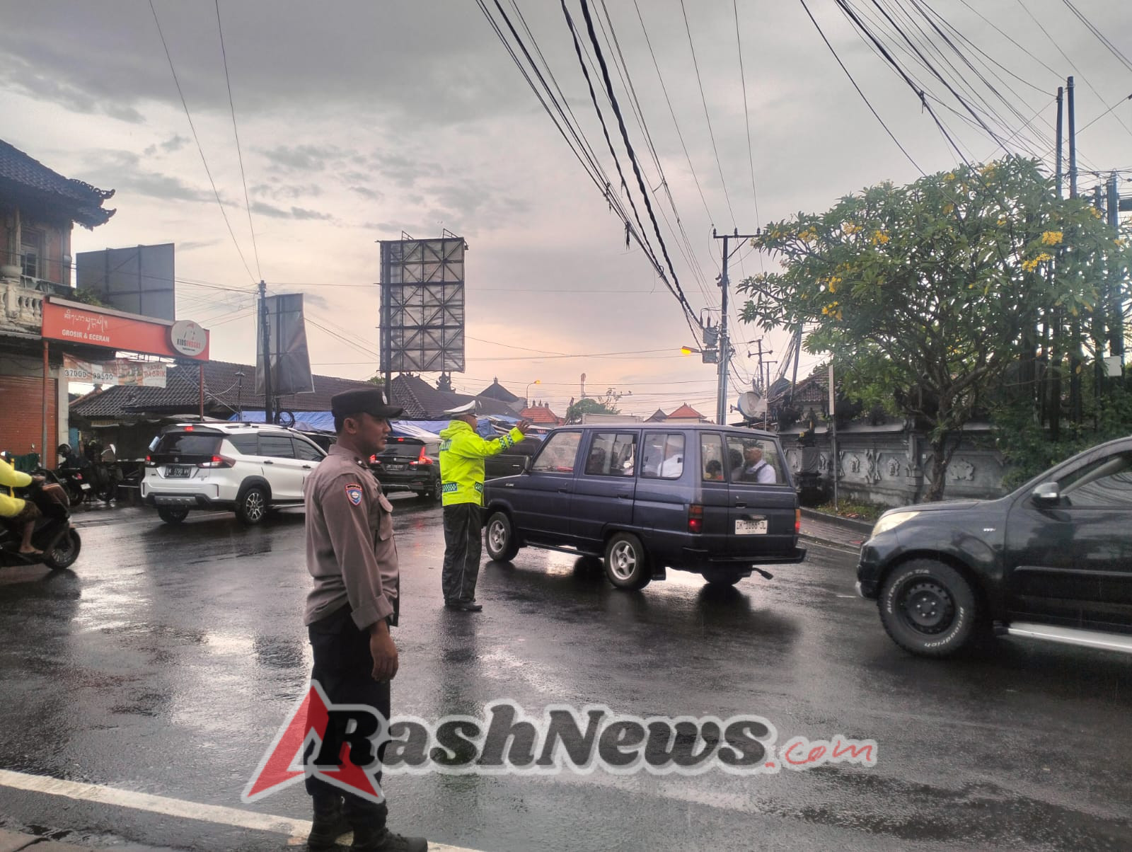 Meski Cuaca Kurang Bersahabat, Personel Polsek Abiansemal Tetap Laksanakan Giat Pengaturan Lalin Sore Hari