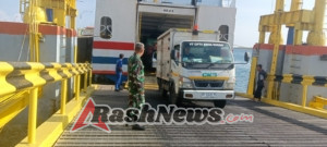 Babinsa Kodim 1628/Sumbawa Barat Jaga Ketertiban di Pelabuhan Poto Tano