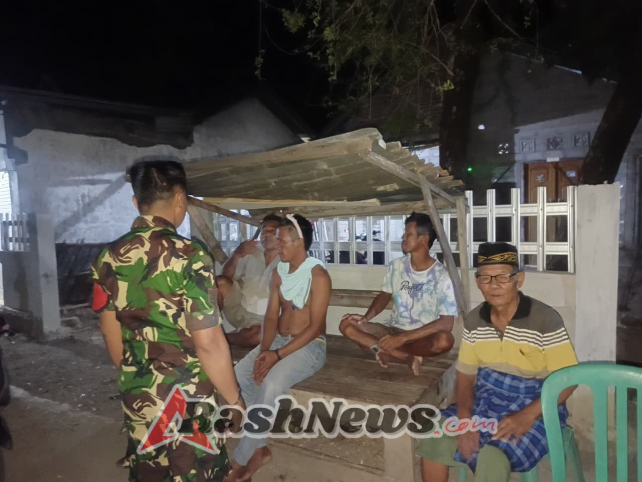 Patroli Malam Babinsa Desa Jala Ciptakan Lingkungan Aman dan Kondusif