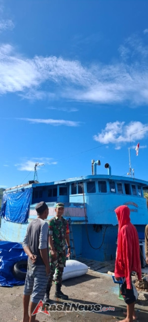 Babinsa dan Masyarakat Bersinergi Jaga Keamanan di Dermaga Balauring, Lembata