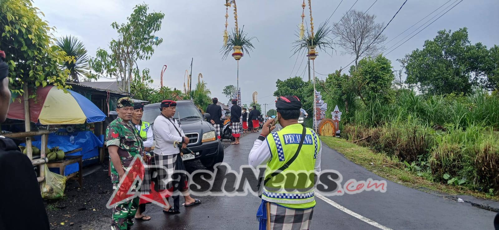 Babinsa Koramil 1626-04/Kintamani Kolaborasi dengan Pecalang Jaga Kondusifitas Wali Ngusaba Purnama Kelima Bayung Gede