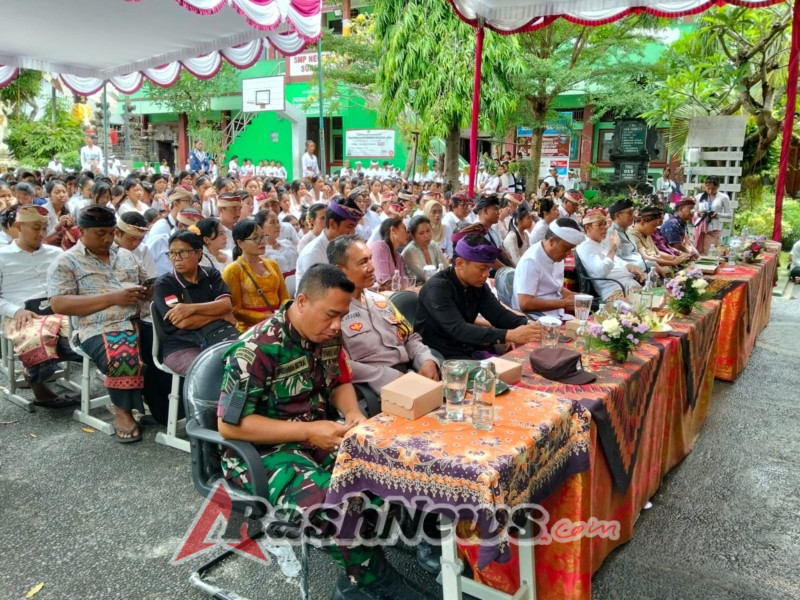 Babinsa Batubulan Kangin Dukung Dunia Pendidikan Lewat Pengamanan Perayaan HUT SMPN 3 Sukawati