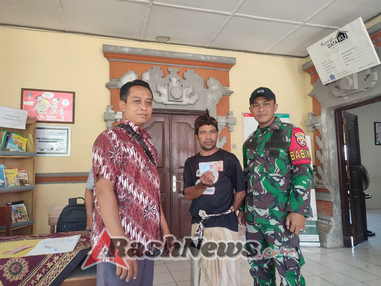 Wujud Tanggung Jawab, Babinsa Dawan Kaler Turun Ke Wilayah Binaan Kawal Penyaluran BLT DD