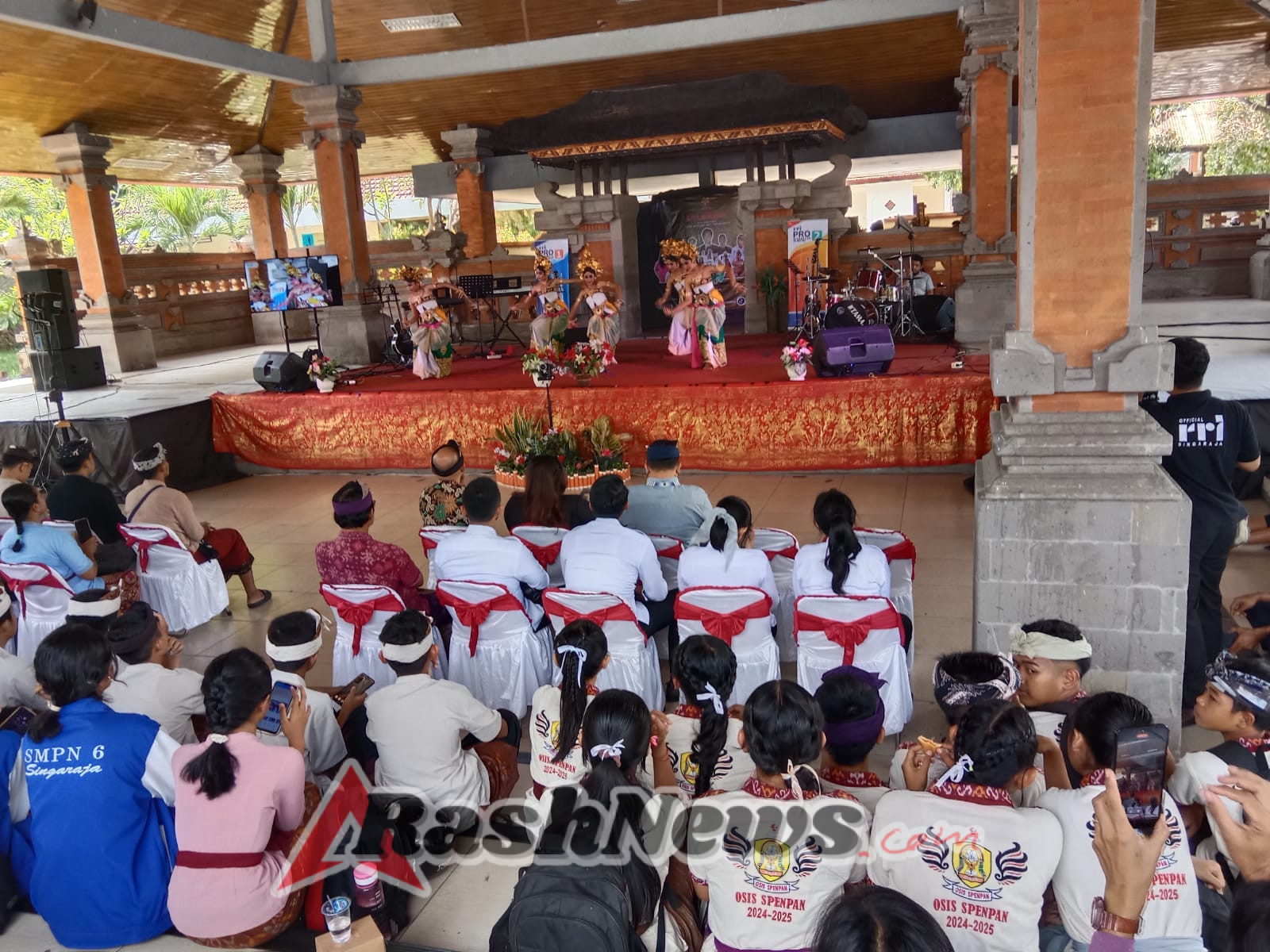Babinsa Paket Agung Bersama RRI Singaraja Ajak Pelajar Bangun Karakter Positif Lewat Seni dan Musik