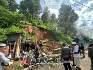 Babinsa Desa Galungan Serda Kadek Tri Widiharta Turun Langsung Cek Dampak Tanah Longsor di Wilayah Binaannya