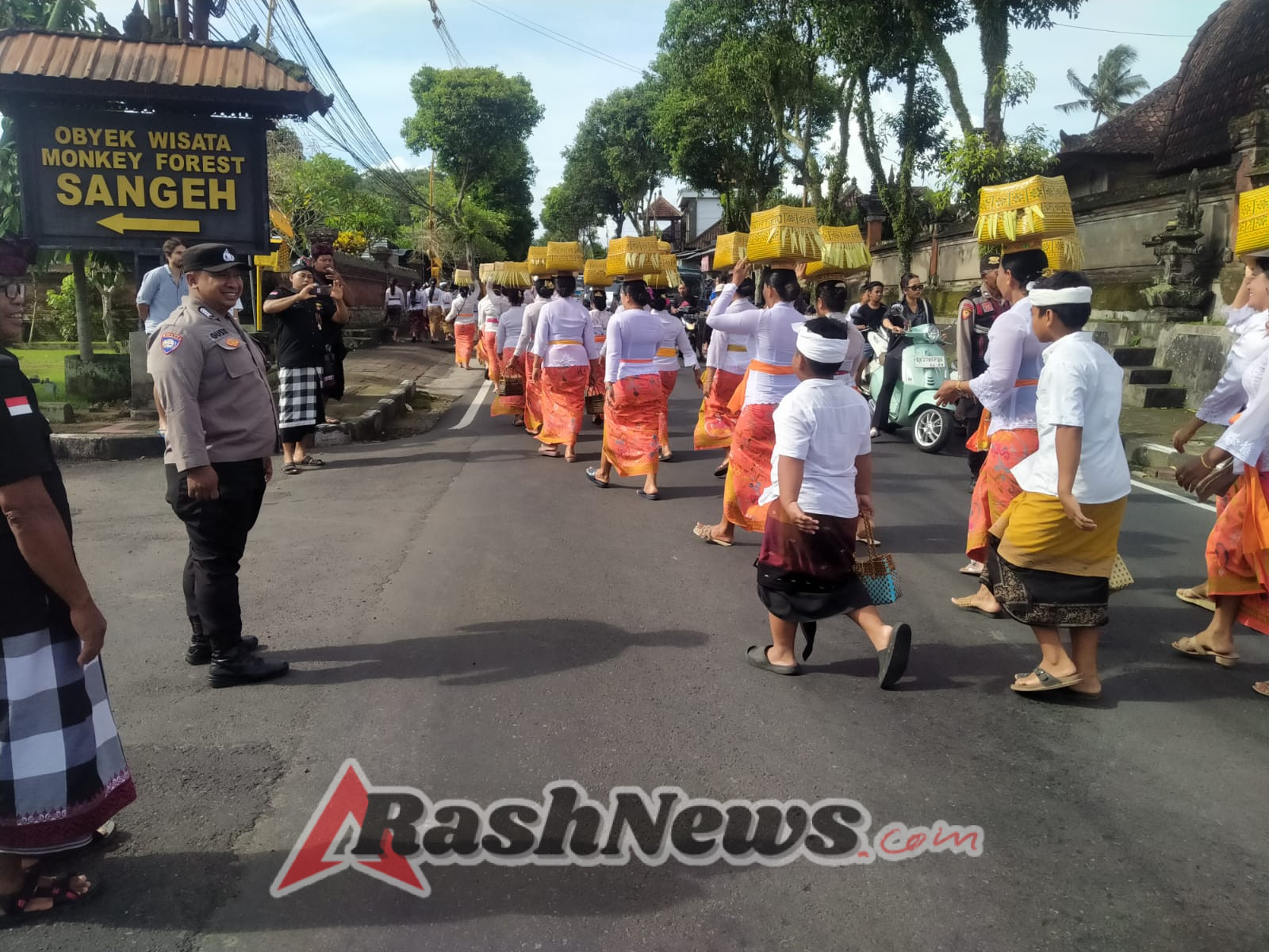 Sinergi Dengan Pecalang, Personel Polsek Abiansemal Amankan Jalannya Prosesi Keagamaan Umat Hindu