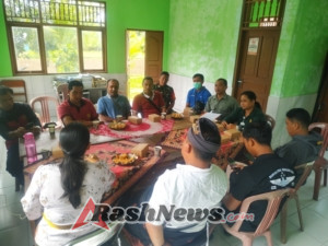 Pastikan pupuk bersubsidi tepat sasaran, Babinsa 1623-03/Rendang bersama tim KP3 laksanakan pemantauan.