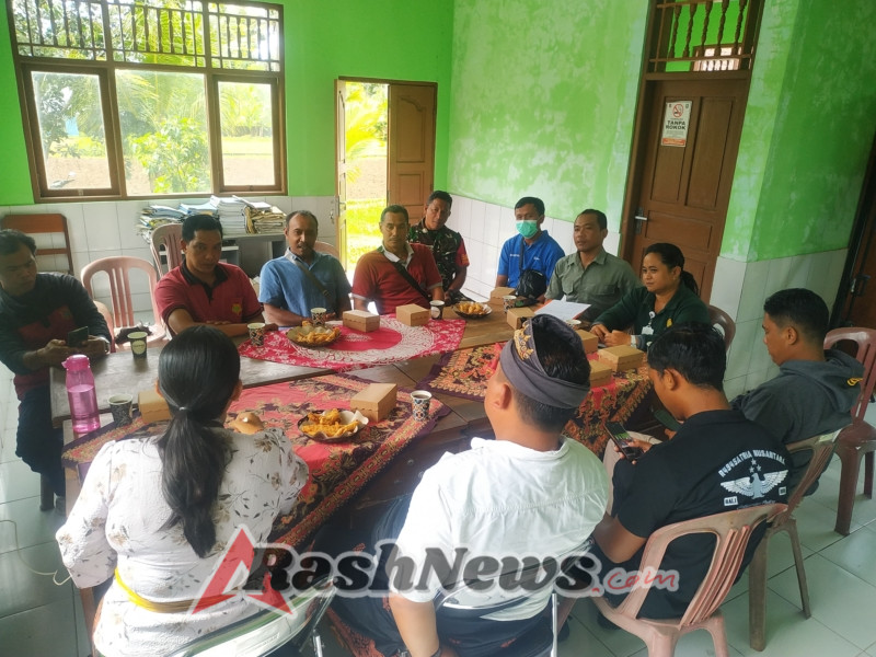 Pastikan pupuk bersubsidi tepat sasaran, Babinsa 1623-03/Rendang bersama tim KP3 laksanakan pemantauan.