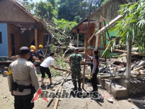 Rumah Warga tertimpa pohon tumbang, Babinsa 1623-06/Selat bersama BPBD, dan Aparatur Desa laksanakan evakuasi.