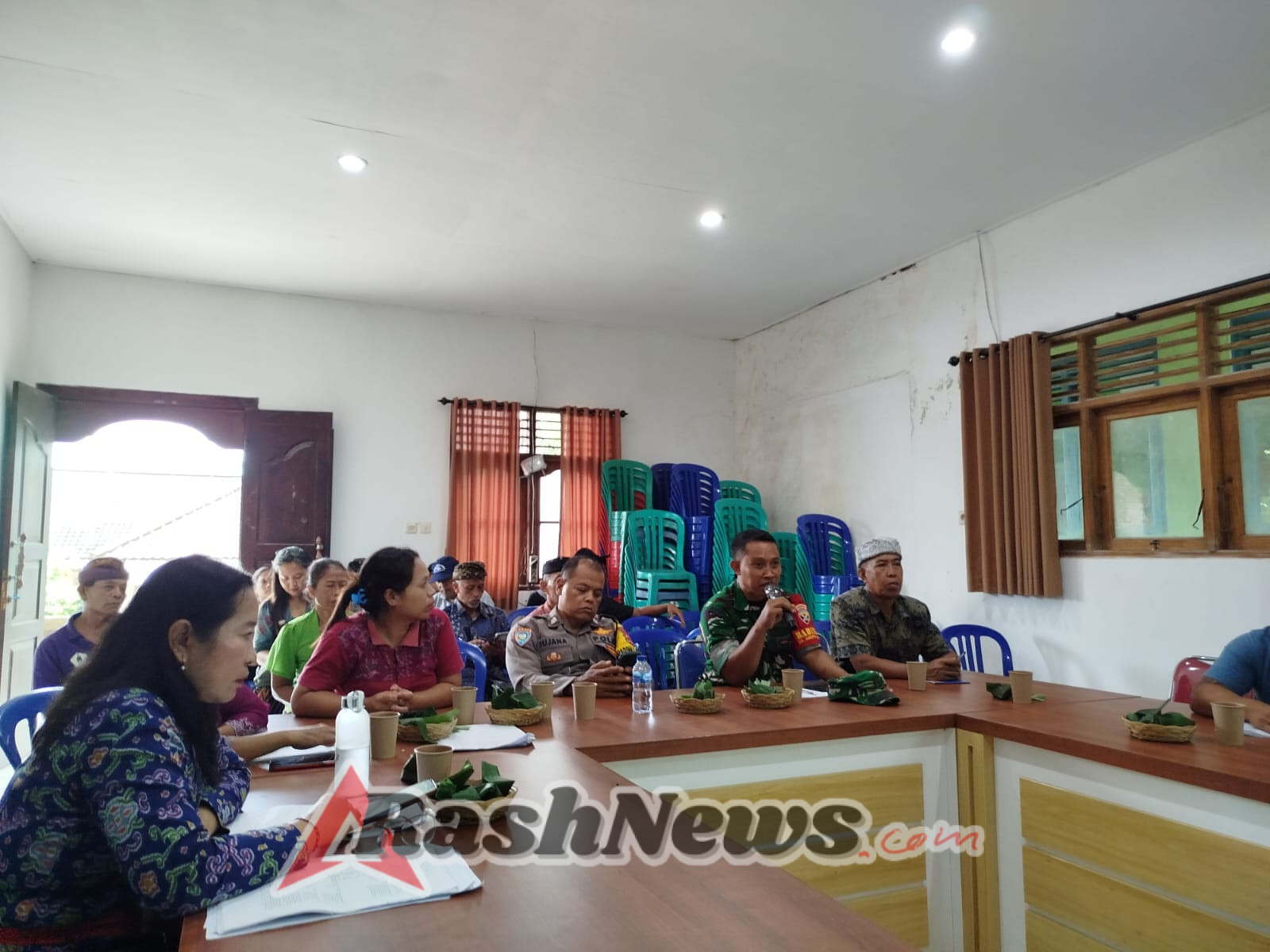 Babinsa Koramil 1623-05/Manggis dukung pembangunan Desa dengan skala prioritas.