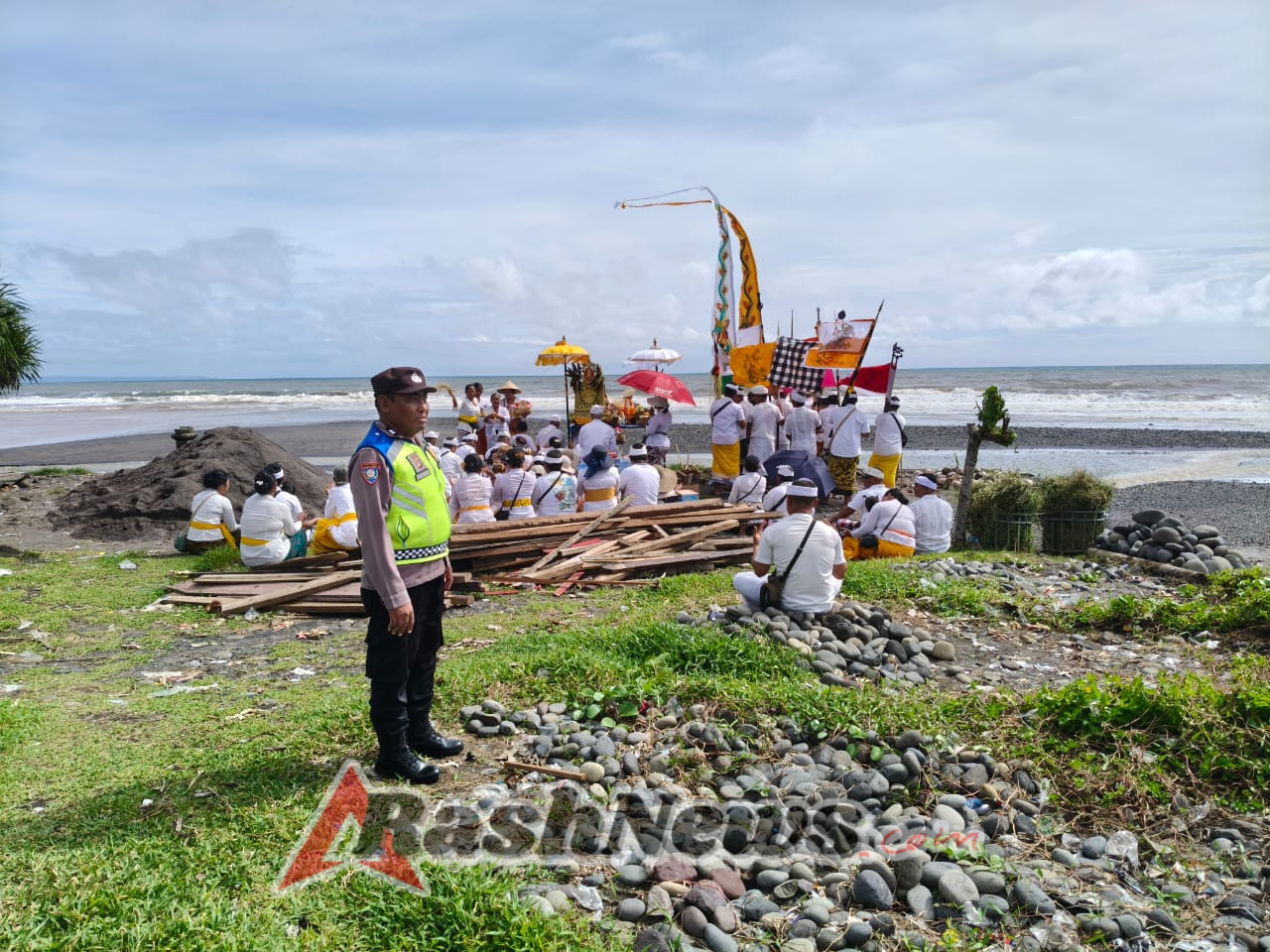 Bhabinkamtibmas Desa Beraban Dampingi Pecalang Amankan Giat Melasti Pujawali Paiketan Merajan Ageng Bhujangga Waisnawa